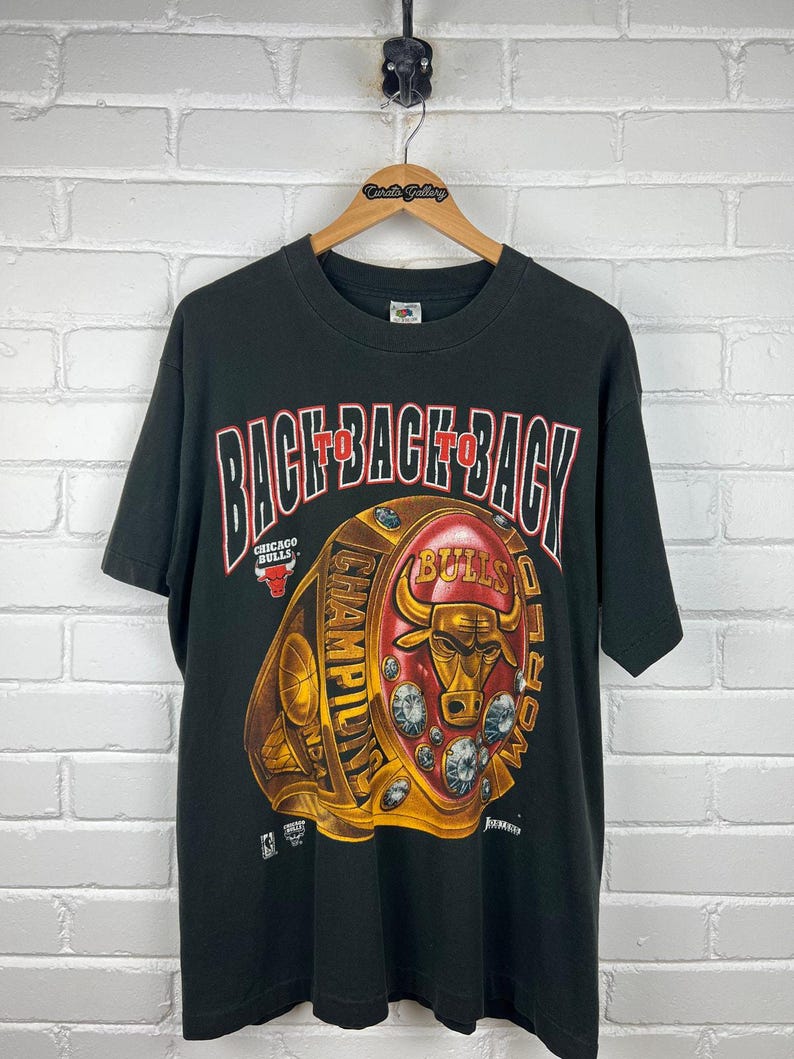 Vintage 90s Chicago Bulls NBA Champs Back To Back To Back Ring Graphic T Shirt Size L For Men And Women