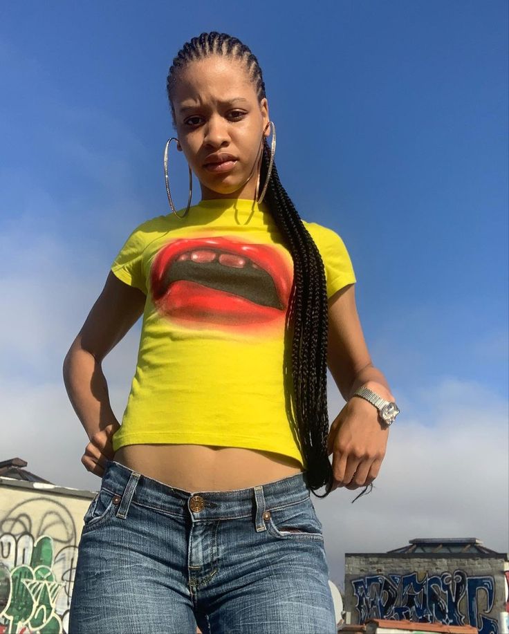 Yellow t-shirt with a mouth print
