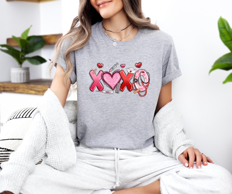 Xoxo Nurse Valentine's Day Nurse Sweatshirt, Valentine's Nurse Shirt, 14th February Shirt, Retro Nurse Shirts, RN Shirts, Xoxo T-Shirts For Men And Women