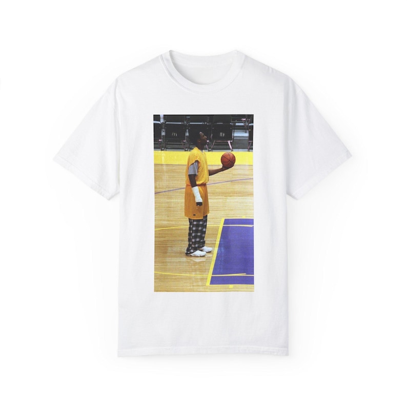 Basketball Legend T-Shirt - Retro Court Style Graphic Tee - Vintage Sports Shirt for Fans and Gift Ideas