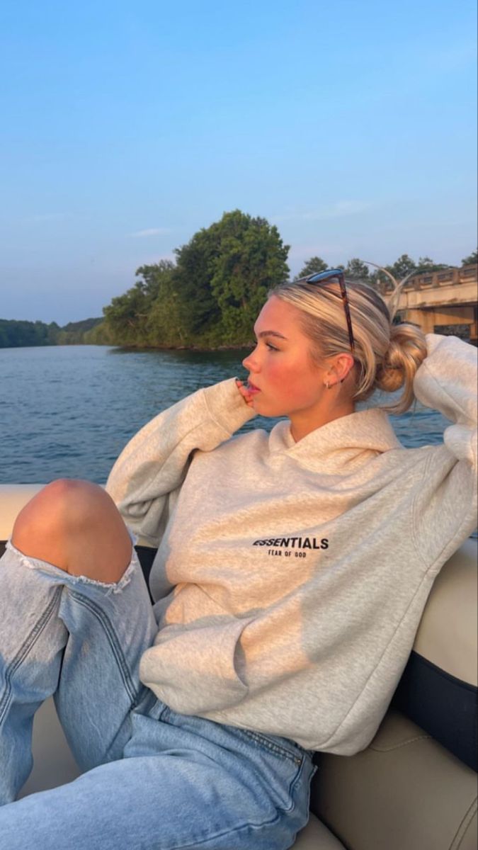 ESSWNTIALS Hoddie